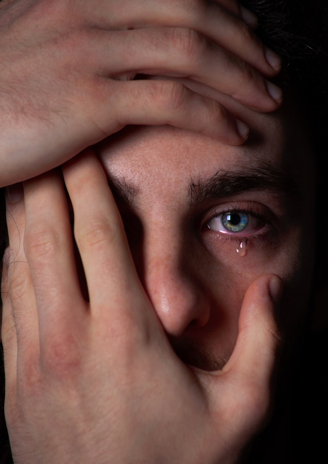 Eyes Itching is one of the major symptoms of plants allergies.